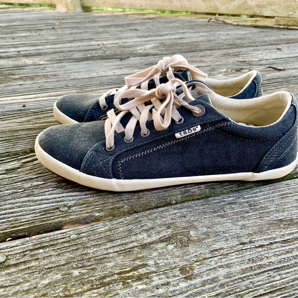 Taos Star shoes, size 10, charcoal wash canvas